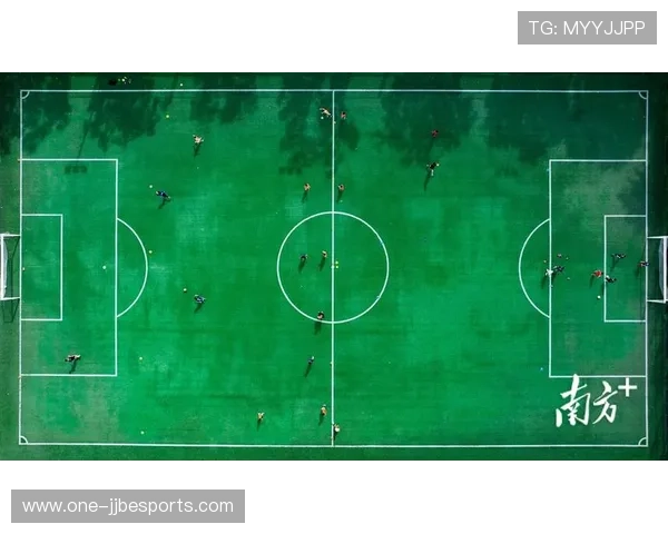 足球巨星化身白发老顽童再现球场激情引爆欢乐风暴