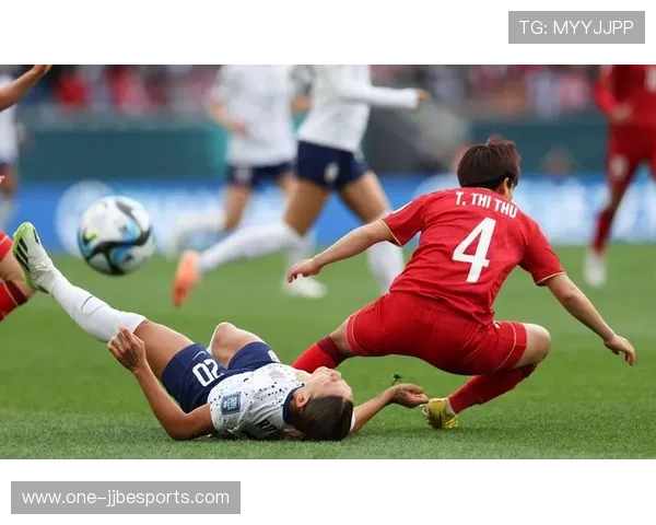 足球界最离奇的球星瞬间揭秘 这些奇怪画面令人捧腹不已 足球界最离奇的球星瞬间揭秘 这些奇怪画面令人捧腹不已